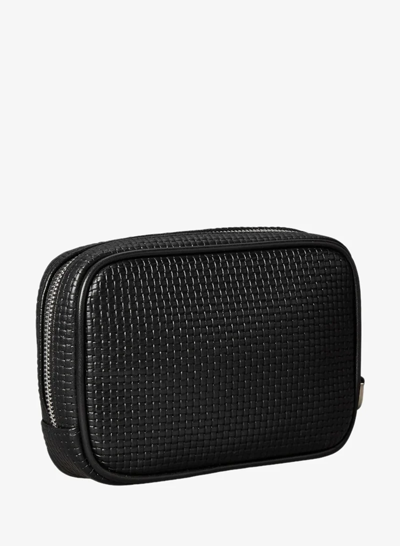 كالفن كلاين حقيبة بسحاب منسوجة بنقوش بارزة